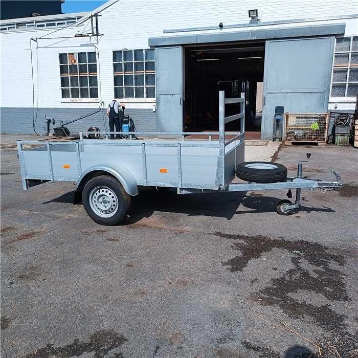 Remorque Syma alu ouverte 257 x 131 - avec porte-échelle - 1 essieu - 750KG Remorque Syma alu ouverte 257 x 131 - avec porte-échelle - 1 essieu - 750KG