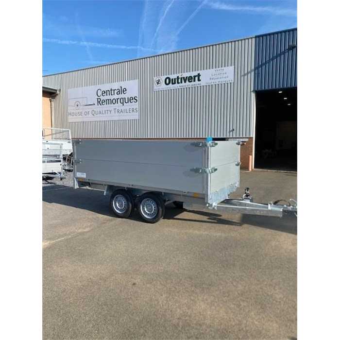 Remorque Syma basculante (pompe manuelle) 310 x 156 cm - ridelles allu 40 cm - 2 essieux - 750 KG Remorque Syma basculante (pompe manuelle) 310 x 156 cm - ridelles allu 40 cm - 2 essieux - 750 KG