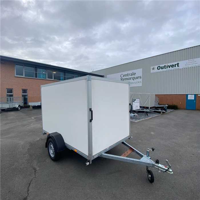 Remorque Syma fermée 251x151x150 - 1 essieu - 750KG Remorque Syma fermée 251x151x150 - 1 essieu - 750KG