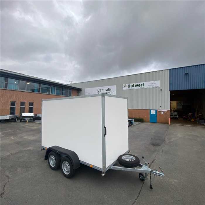 Remorque Syma fermée 307x151x180 - 750 kg - 2 essieux + rails + tige télescopique + béquilles + roues secours Remorque Syma fermée 307x151x180 - 750 kg - 2 essieux + rails + tige télescopique + béquilles + roues secours